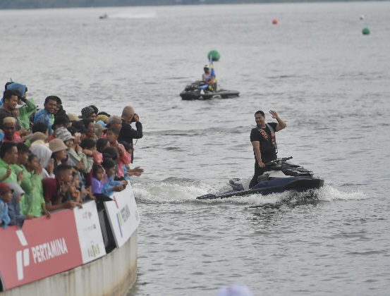 Ada pemandangan menarik pada penyelenggaraan hari terakhir Minggu (17/11) Aquabike Jetski World Champhionship 2024. Menteri Pemuda dan Olahraga Republik Indonesia (Menpora RI) Dito Ariotedjo mengemudikan jetski dari Balige menuju venue pertandingan yang t