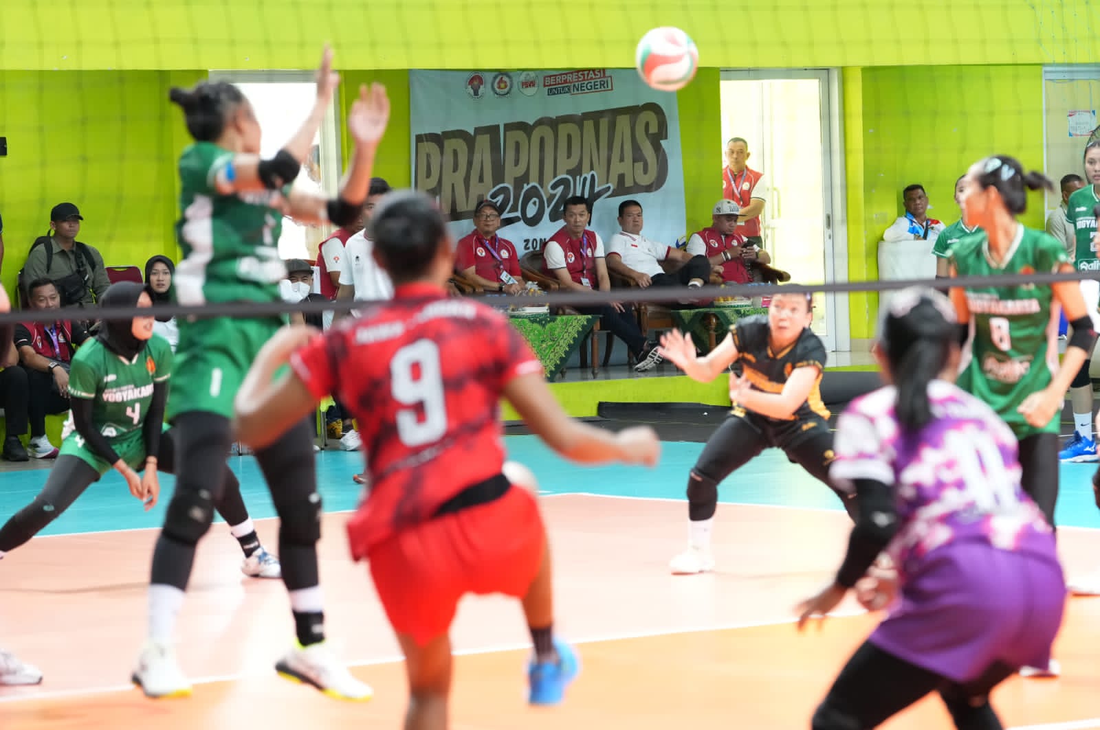 Setelah menyerahkan medali untuk cabang olahraga pencak silat, Wakil Menteri Pemuda dan Olahraga Republik Indonesia (Wamenpora RI) Taufik Hidayat kembali menyerahkan medali kepada para juara cabang olahraga bola voli dalam ajang Pra Pekan Olahraga Pelajar