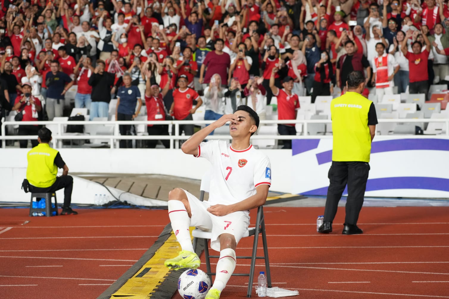 Menteri Pemuda dan Olahraga Republik Indonesia (Menpora RI) Dito Ariotedjo memuji penampilan apik Marselino Ferdinan pada pertandingan Timnas Indonesia kontra Arab Saudi di Stadion Utama Gelora Bung Karno, Senayan, Jakarta, Selasa (19/11). (foto:herry/kem