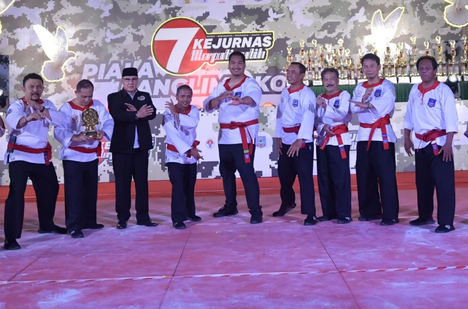 Mewakili Presiden Prabowo Subianto, Menteri Pemuda dan Olahraga Republik Indonesia (Menpora RI) Dito Ariotedjo membuka turnamen pencak silat Kejurnas Merpati Putih ke-7 Piala Pangkostrad 2024 di Padepokan Pencak Silat Taman Mini Indonesia Indah, Jakarta, 