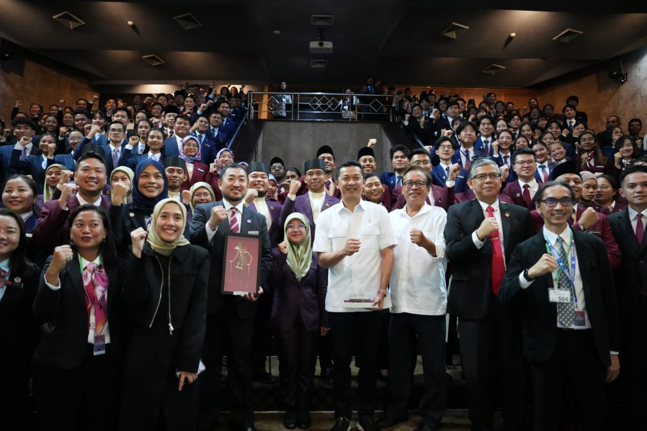 Wakil Menteri Pemuda dan Olahraga Republik Indonesia (Wamenpora RI), Taufik Hidayat, menerima kunjungan delegasi The 48th Ship for Southeast Asian and Japanese Youth Program (SSEAYP) 2024 pada Kamis (21/11) di Ruang Teater Kemenpora, Jakarta.(foto:herry/k