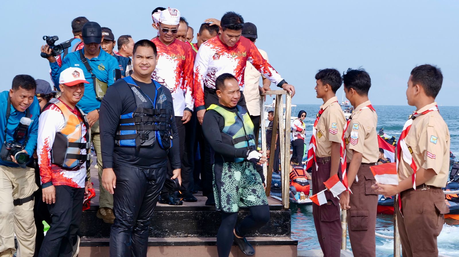 Menteri Pemuda dan Olahraga Republik Indonesia (Menpora RI) Dito Ariotedjo, bersama Panglima TNI Agus Subiyanto melalukan konvoi mengendarai jetski ke Pulau Kelor, Kepulauan Seribu. Kegiatan ini dalam rangka Jetski Event Panglima TNI Cup untuk memeriahkan