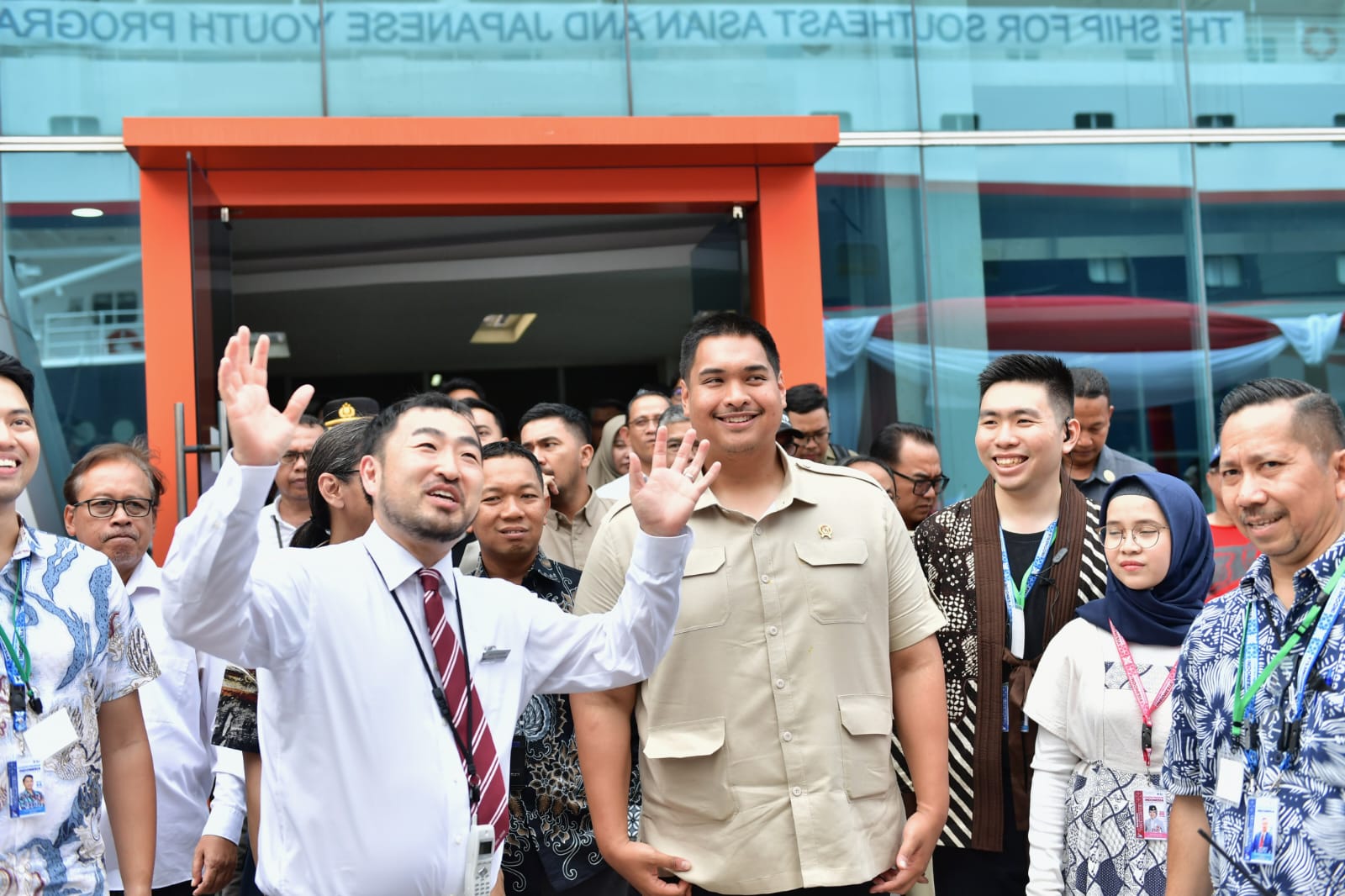 Menteri Pemuda dan Olahraga (Menpora) RI Dito Ariotedjo menghadiri send off ceremony 48th The Ship for Southeast Asian and Japanese Youth Program (SSEAYP) di Pelabuhan Penumpang Tanjung Priok, Jakarta Utara, Senin (25/11) sore. Pada kegiatan ini, dilakuka