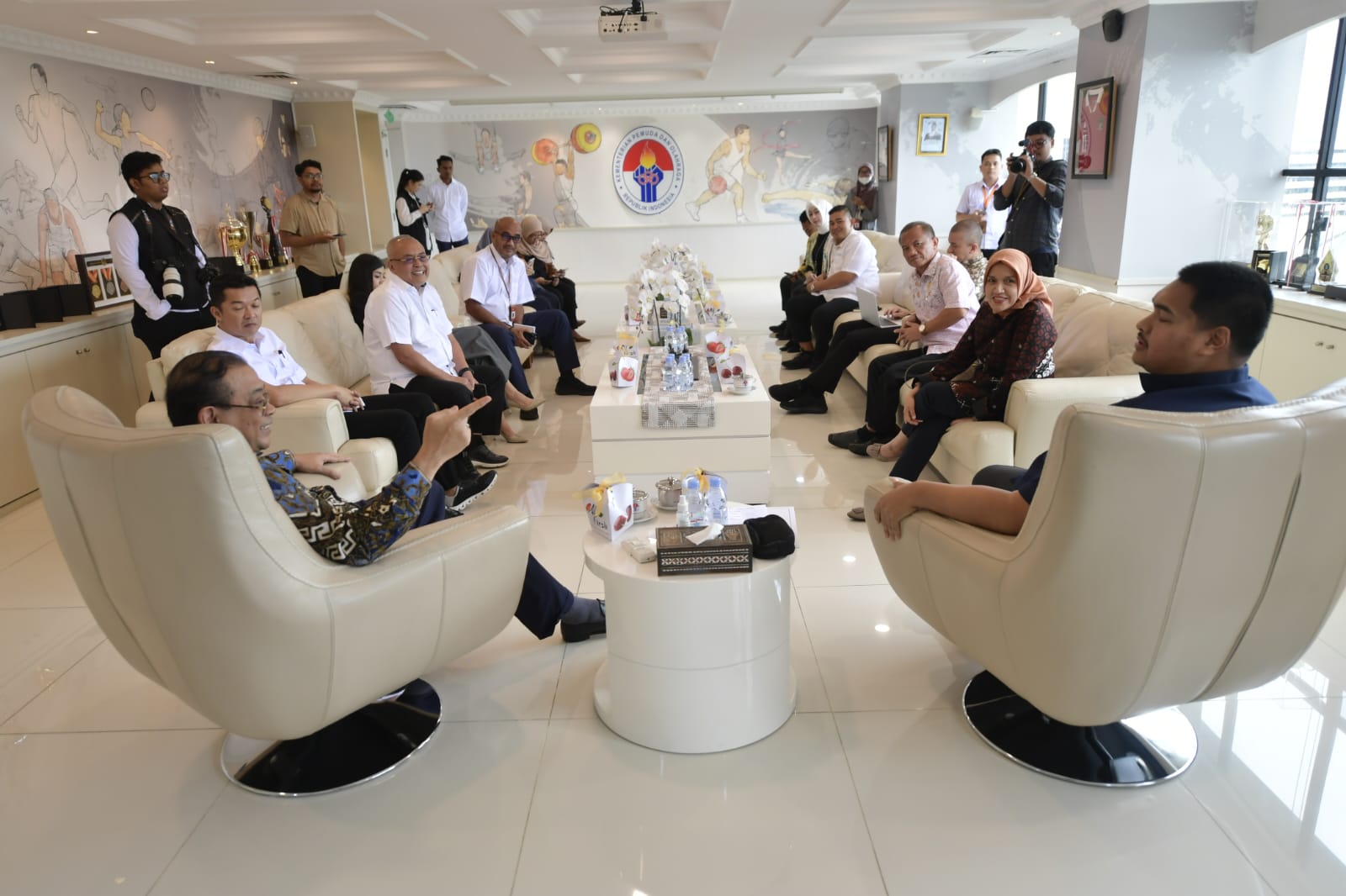 Menteri Pemuda dan Olahraga (Menpora) RI Dito Ariotedjo menerima visitasi Komisioner Komisi Informasi Pusat (KIP) di Graha Kemenpora, Jalan Gerbang Pemuda Nomor 3, Senayan, Kamis (28/11/2024). Visitasi ini terkait monitoring dan evaluasi (monev) keterbuka