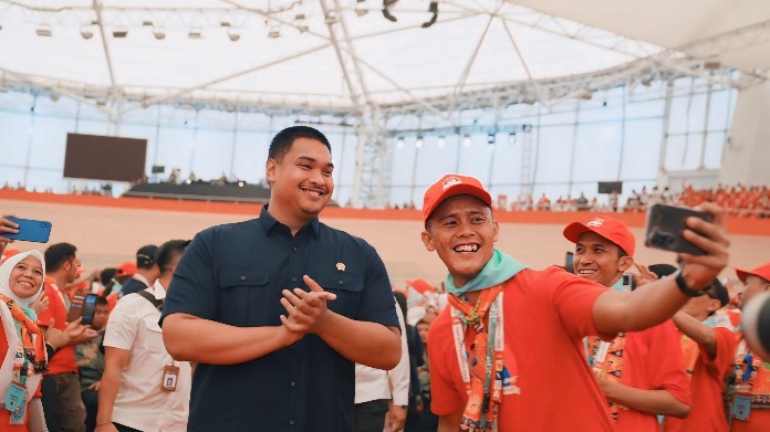 Menteri Pemuda dan Olahraga Republik Indonesia (Menpora RI) Dito Ariotedjo mendampingi Presiden Prabowo Subianto menghadiri Puncak Peringatan Hari Guru Nasional (HGN) 2024 di Jakarta International Velodrome, Rawamangun, Jakarta Timur, Kamis (28/11).(foto:
