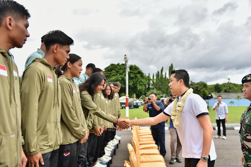 Wakil Menteri Pemuda dan Olahraga Republik Indonesia (Wamenpora RI) Taufik Hidayat mengunjungi pemusatan latihan nasional (Pelatnas) cabang olahraga modern pentathlon Indonesia di Akademi Angkatan Udara (AAU) Yogyakarta, Sabtu (30/11). (foto:Andre/kemenpo
