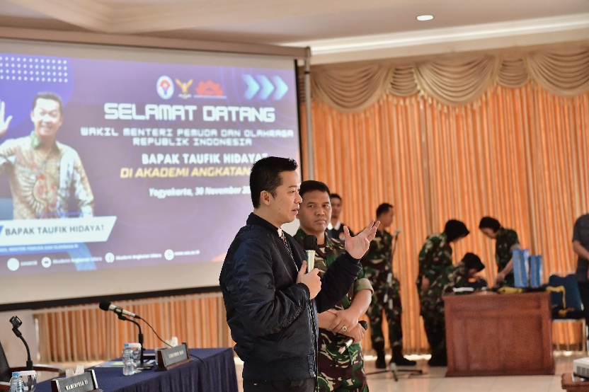 Wakil Menteri Pemuda dan Olahraga Republik Indonesia (Wamenpora RI) Taufik Hidayat berbagi pengalamannya saat menjadi atlet bulu tangkis. Jatuh bangun sebagai atlet sempat dialami sebelum akhirnya merasakan manisnya meraih medali emas Olimpiade 2004 Athen