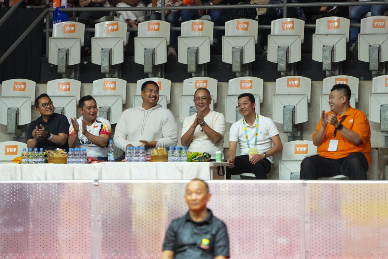 Menteri Pemuda dan Olahraga (Menpora) RI Dito Ariotedjo menyaksikan langsung semarak ajang Wondr by BNI BrightUp Cup 2024 Jakarta di Hall Basket Senayan, Minggu (1/12) sore. Wakil Menpora (Wamenpora) Taufik Hidayat juga hadir menyaksikan gelaran sportainm