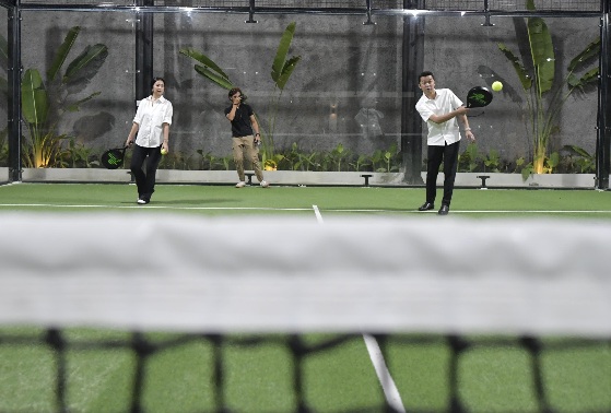 Wakil Menteri Pemuda dan Olahraga Republik Indonesia (Wamenpora RI), Taufik Hidayat, meresmikan lapangan olahraga  Seven Padel di Margasatwa, Jagakarsa, Jakarta Selatan, Minggu (1/12) malam.(foto:bagus/kemenpora.go.id)
