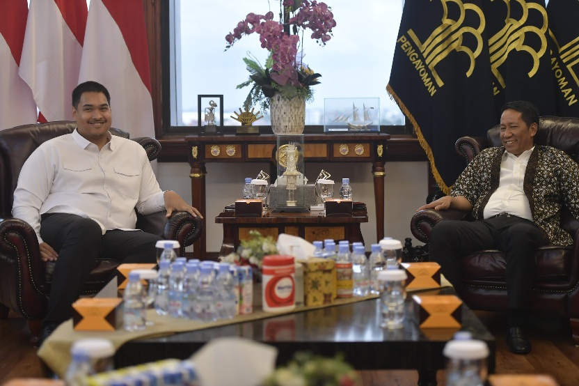 Menteri Pemuda dan Olahraga Republik Indonesia (Menpora RI) Dito Ariotedjo, bertemu dengan Menteri Hukum (Menhum) Supratman Andi Agtas di Kantor Menteri Hukum, Gedung Sekretariat Jenderal, Rasuna Said, Kuningan, Jakarta Selatan, Senin (2/12) siang.(foto:b