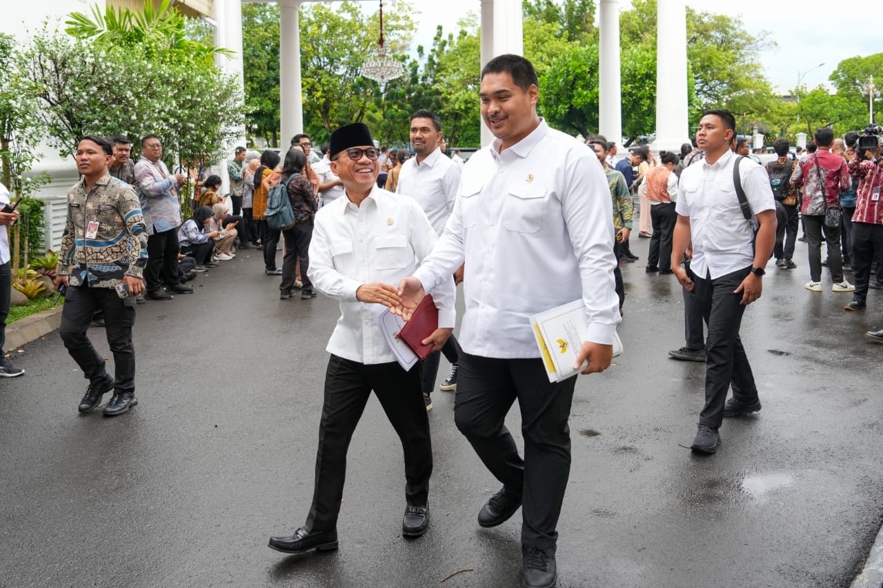 Menteri Pemuda dan Olahraga Republik Indonesia (Menpora RI) Dito Ariotedjo bersama Wamenpora Taufik Hidayat menghadiri sidang kabinet paripurna di Istana Kepresidenan Jakarta, Senin (2/12). (foto:egan/kemenpora.go.id)