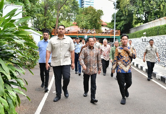 Menteri Pemuda dan Olahraga Republik Indonesia (Menpora RI) Dito Ariotedjo bersama Wamenpora Taufik Hidayat dan Sesmenpora Gunawan Suswantoro menyambut kedatangan Wakil Presiden Gibran Rakabuming Raka di Kantor Kemenpora Senayan, Jakarta, Rabu (4/12).(fot