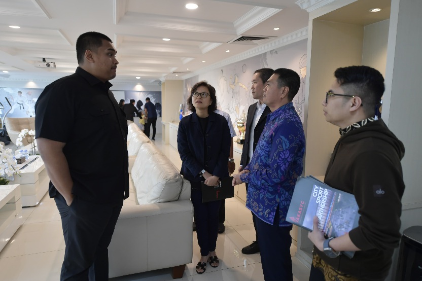 Menteri Pemuda dan Olahraga Republik Indonesia (Menpora RI) Dito Ariotedjo, menerima audiensi Grace Tahir bersama Ronald Kumalaputra di ruang kerjanya lantai 10 Kantor Kemenpora, Senayan, Jakarta, Kamis (5/12). (foto:bagus/kemenpora.go.id)