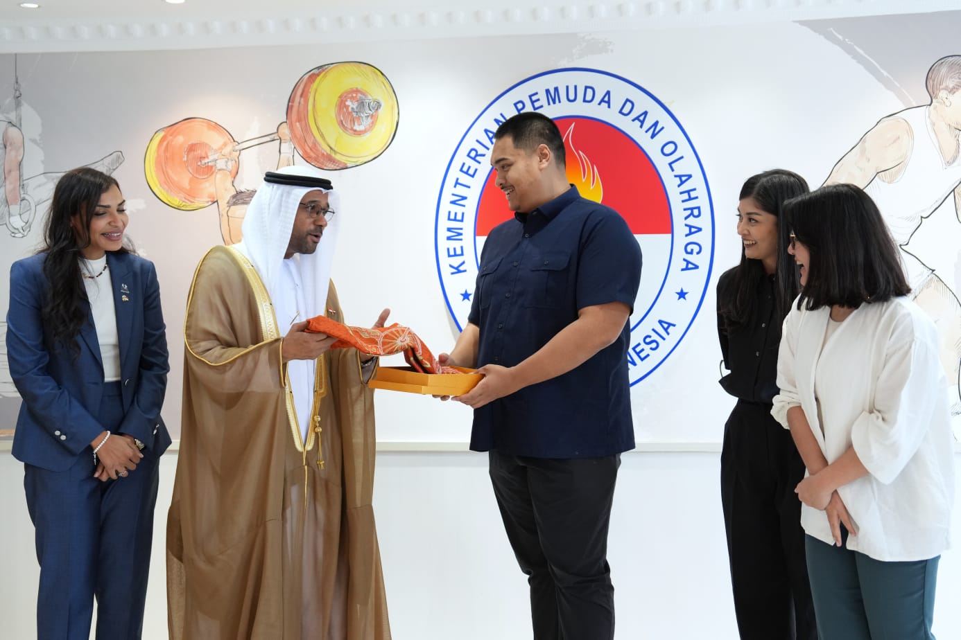 Menteri Pemuda dan Olahraga (Menpora) RI Dito Ariotedjo menerima kunjungan Duta Besar (Dubes) Persatuan Emirat Arab (PEA) untuk Indonesia, Abdulla Salem Al Dhaheri di Graha Kemenpora, Senayan, Jakarta Pusat, Jumat (6/12) siang. Kunjungan ini dalam rangka 