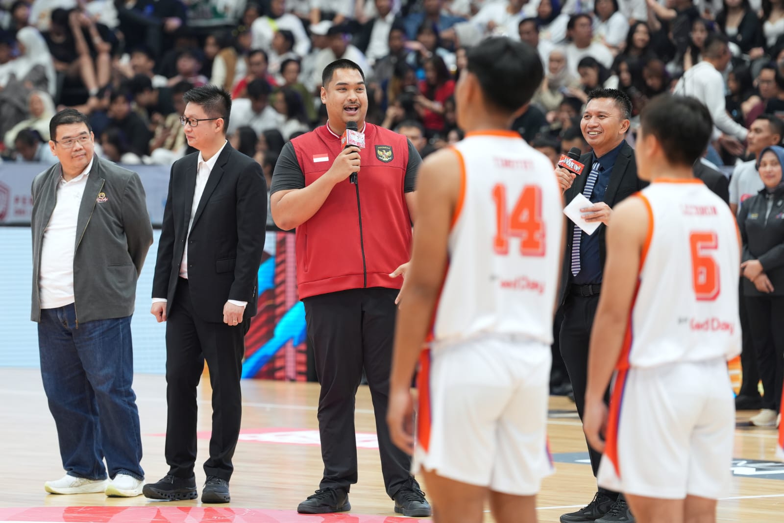 Mewakili Presiden Republik Indonesia (RI) Prabowo Subianto, Menteri Pemuda dan Olahraga Dito Ariotedjo bersama Wamenpora Taufik Hidayat menghadiri final DBL Jakarta 2024 di Indonesia Arena, Senayan, Jumat (6/12) malam.(foto:herry/kemenpora.go.id)