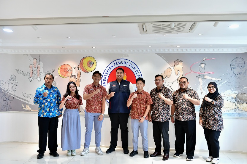 Menteri Pemuda dan Olahraga Republik Indonesia (Menpora RI) Dito Ariotedjo menerima kunjungan guru dan pelajar SMA Labschool Kebayoran, Jakarta, Kamis (12/12). Kedatangan mereka yakni ingin melaporkan pelaksanaan Skybattle Labschool 2025. (foto:andre/keme
