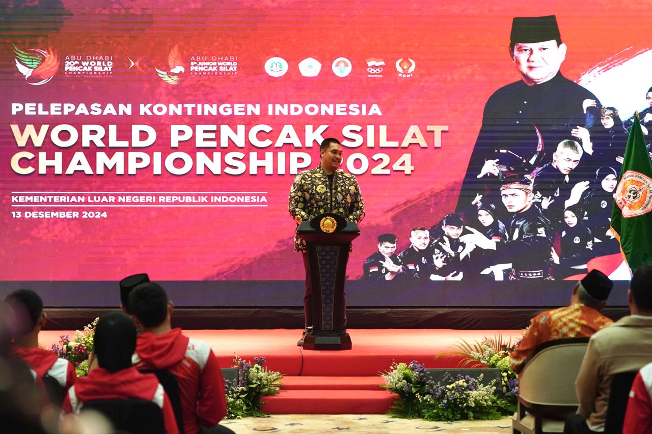 Menteri Pemuda dan Olahraga (Menpora) RI Dito Ariotedjo menghadiri pelepasan kontingen Indonesia menuju Kejuaraan Dunia Pencak Silat 2024 di Abu Dhabi, Jumat (13/12) malam. Pelepasan ini bertempat di Ruang Nusantara, Kementerian Luar Negeri (Kemlu) RI, Ja