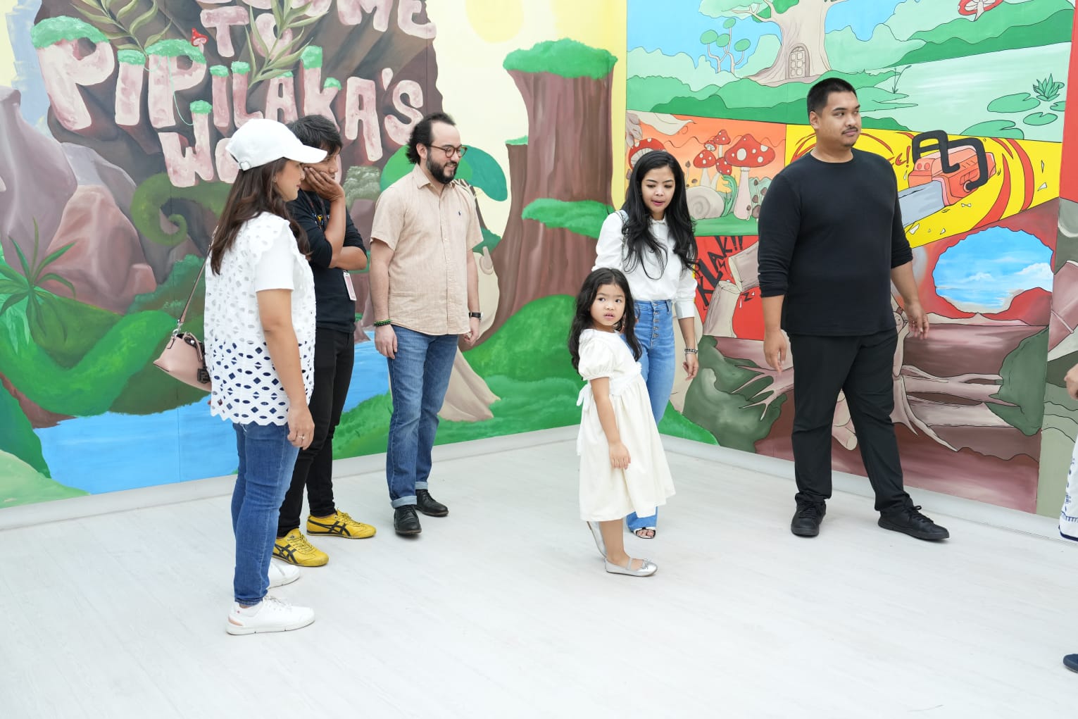 Menteri Pemuda dan Olahraga (Menpora) RI Dito Ariotedjo mengunjungi Pameran Seni Imersif Pipilaka Calling di Contemporary Art Gallery, Taman Mini Indonesia Indah (TMII), Jakarta Timur, Minggu (15/12) sore. Dalam kunjungan ini Menpora mengajak serta istri 