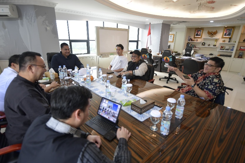 Menteri Pemuda dan Olahraga Republik Indonesia (Menpora RI) Dito Ariotedjo, menerima audiensi Esports Director for Indonesia, Phillippines and North America Dylan Yao Feng Cia yang hadir bersama Esports Head of Business Development Martinus Manurung di La