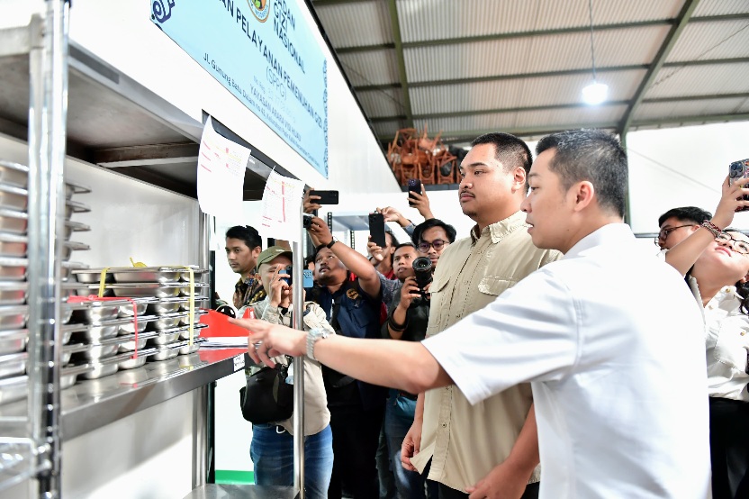 Menteri Pemuda dan Olahraga Republik Indonesia (Menpora RI) Dito Ariotedjo didampingi Wamenpora Taufik Hidayat, meninjau Program Pemerintah Pelaksanaan Makan Bergizi Gratis (MBG) di Satuan Pelayanan Pemenuhan Gizi (SPPG) Jalan Gunung Batu Dalam, Pasir Kal