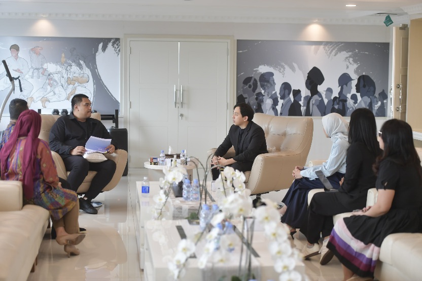 Menteri Pemuda dan Olahraga (Menpora) RI Dito Ariotedjo melakukan audiensi dengan Simple Planet and S&S Lab Korea di Lantai 10 Graha Kemenpora, Jalang Gerbang Pemuda Nomor 3, Senayan, Selasa (21/1) siang. Audiensi berkaitan dengan pengembangan nutrisi ola