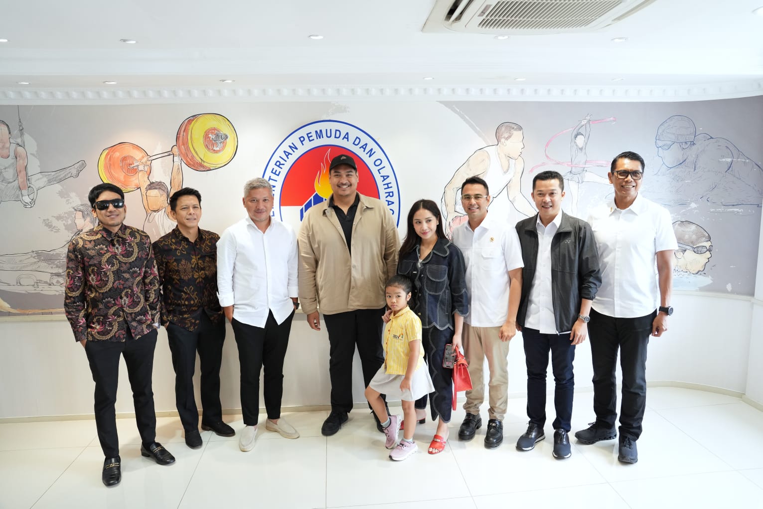 Menteri Pemuda dan Olahraga Republik Indonesia (Menpora RI) Dito Ariotedjo didampingi Wamenpora Taufik Hidayat menerima audiensi The Dudas-1 yang terdiri dari Aktor Gading Marten, Aktor dan Presenter Desta Mahendra, Penyanyi Ariel Noah dan Utusan Khusus P