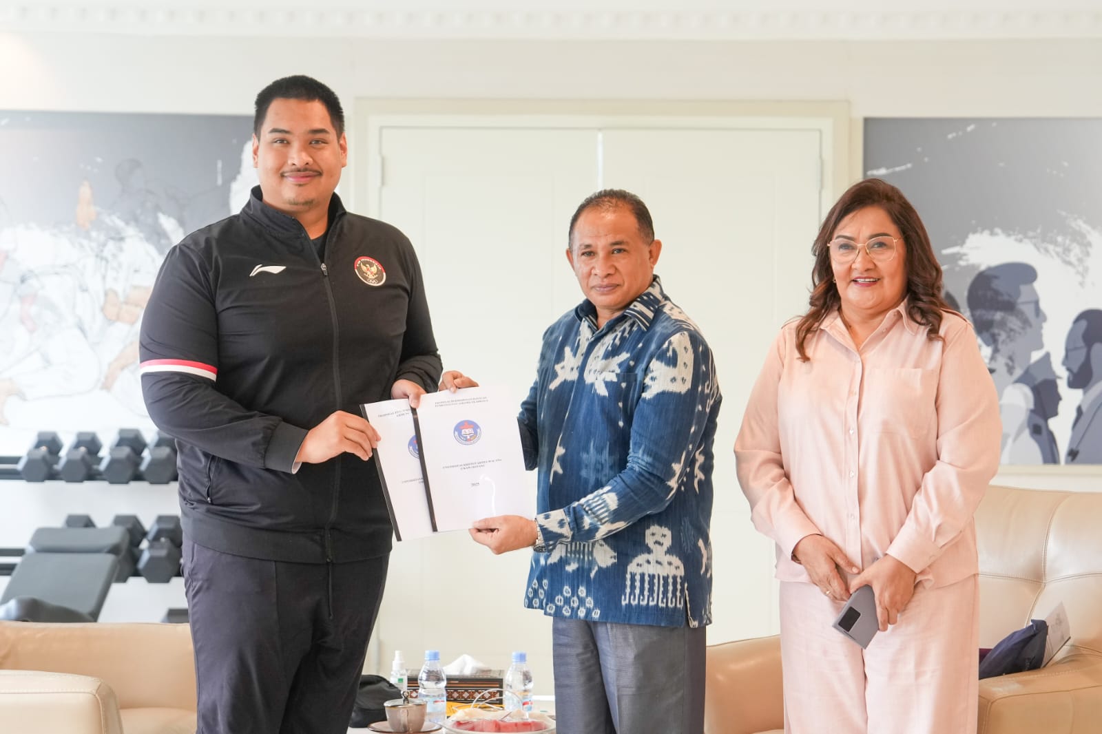 Menteri Pemuda dan Olahraga Republik Indonesia (Menpora RI) Dito Ariotedjo menerima audiensi Rektor Universitas Kristen Artha Wacana (UKAW) Kupang, Prof. Dr. Ir. Godlief F. Neonufa, MT, di Kantor Kemenpora, Jumat (31/1).(foto:egan/kemenpora.go.id)