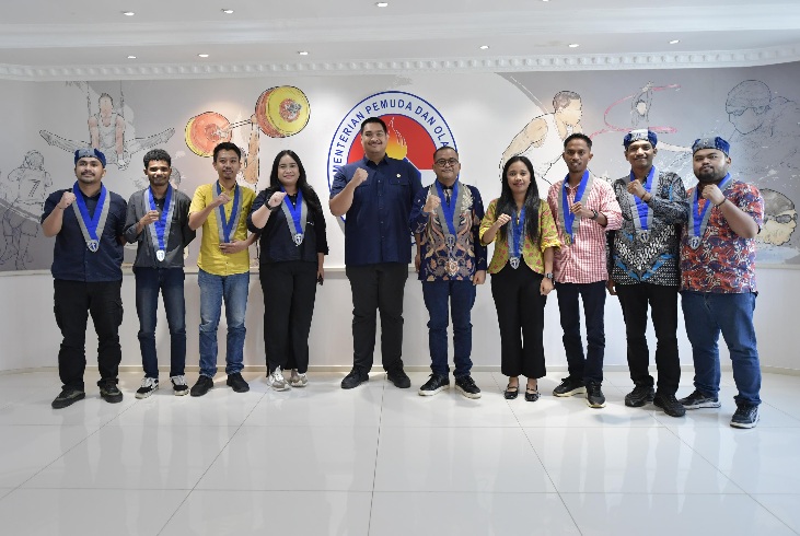 Menteri Pemuda dan Olahraga Republik Indonesia (Menpora RI) Dito Ariotedjo menerima audiensi Ketua Umum Pengurus Pusat Gerakan Mahasiswa Kristen Indonesia (PP GMKI) Jefri Edi Irawan Gultom bersama Sekum Arunus Hulu dan rombongan.(foto:bagus/kemenpora.go.i