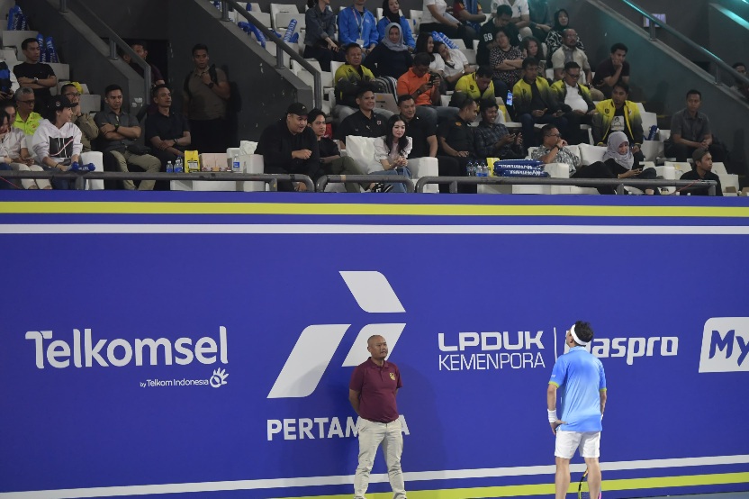 Menteri Pemuda dan Olahraga Republik Indonesia (Menpora RI) Dito Ariotedjo bersama Wamenpora Rl Taufik Hidayat mendampingi Wakil Presiden Gibran Rakabuming Raka menyaksikan serunya pertandingan Lagi-lagi Tenis Internasional di Tennis Indoor Senayan, Jakar