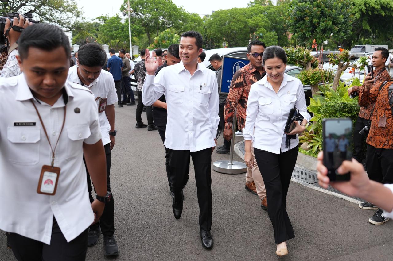 Wakil Menteri Pemuda dan Olahraga Republik Indonesia (Wamenpora RI) Taufik Hidayat hari Selasa (4/3) sore tiba di Istana Kepresidenan, Jakarta. Kehadiran Wamenpora Taufik untuk mengikuti Rapat Terbatas (Ratas) sekaligus Taklimat yang diberikan langsung Pr