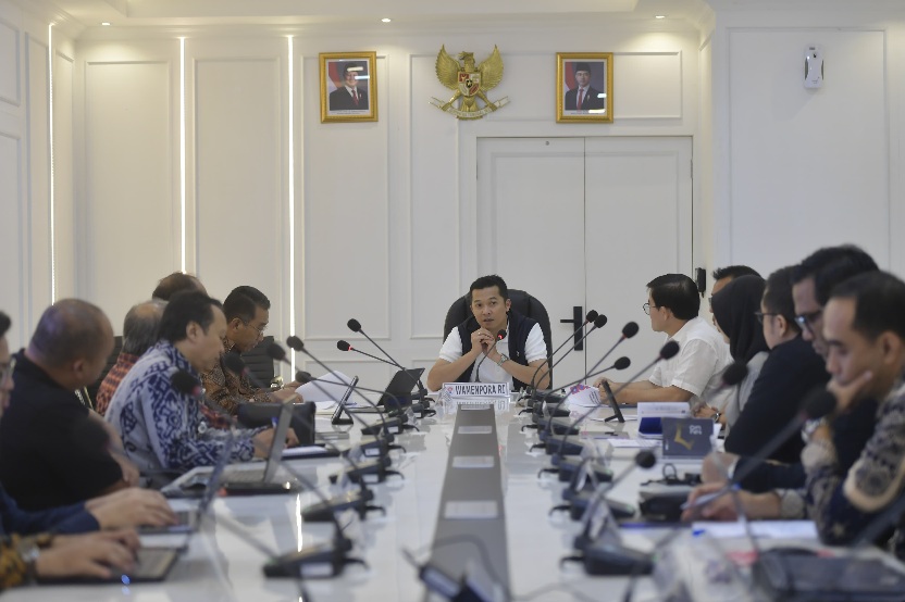 Wakil Menteri Pemuda dan Olahraga Republik Indonesia (Wamenpora RI) Taufik Hidayat memimpin rapat penjajakan kerja sama dengan Lembaga Pengelola Dana Pendidikan (LPDP) terkait beasiswa keolahragaan di Kemenpora, Jakarta, Kamis (6/3). (foto:bagus/kemenpora