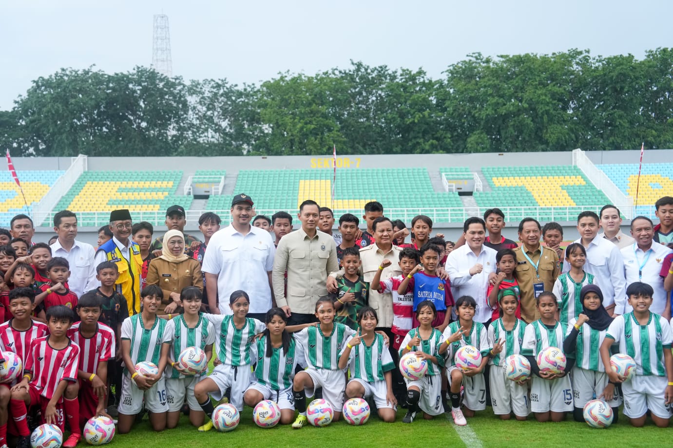 Menteri Pemuda dan Olahraga (Menpora) RI Dito Ariotedjo mendampingi Presiden Prabowo Subianto pada acara Peresmian 17 Stadion di Seluruh Indonesia secara simbolis yang dipusatkan di Stadion Gelora Delta Sidoarjo (GDS), Jawa Timur (Jatim), Senin (17/3) sor
