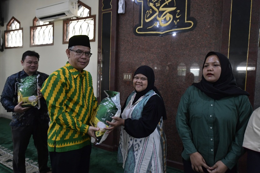 Unit Pengumpul Zakat Badan Zakat Nasional Kementerian Pemuda dan Olahraga (UPZ Baznas Kemenpora) secara resmi menyalurkan santunan berupa paket beras, paket sembako serta paket uang tunai di Masjid Pemuda Al Muwahidin Kantor Kemenpora Senayan, Jakarta, Ka
