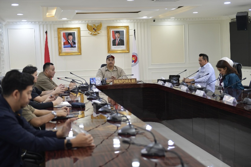 Menteri Pemuda dan Olahraga Republik Indonesia (Menpora RI) Dito Ariotedjo menerima audiensi Direktur LPDUK Ferry Kono yang hadir bersama Chairman of Artek Group Danny Manan, Marketing Director Metha dan Running Community Ussy Sulistiawaty. Menpora Dito d