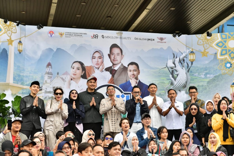 Menteri Pemuda dan Olahraga (Menpora) Dito Ariotedjo menghadiri dan melepas Kegiatan "Mudik Gratis MS Glow 2025” yang berkolaborasi Utusan Khusus Presiden (UKP) RI Bidang Pembinaan Generasi Muda dan Pekerja Seni Raffi Ahmad di Kompleks Kemenpora, Jalan Ge