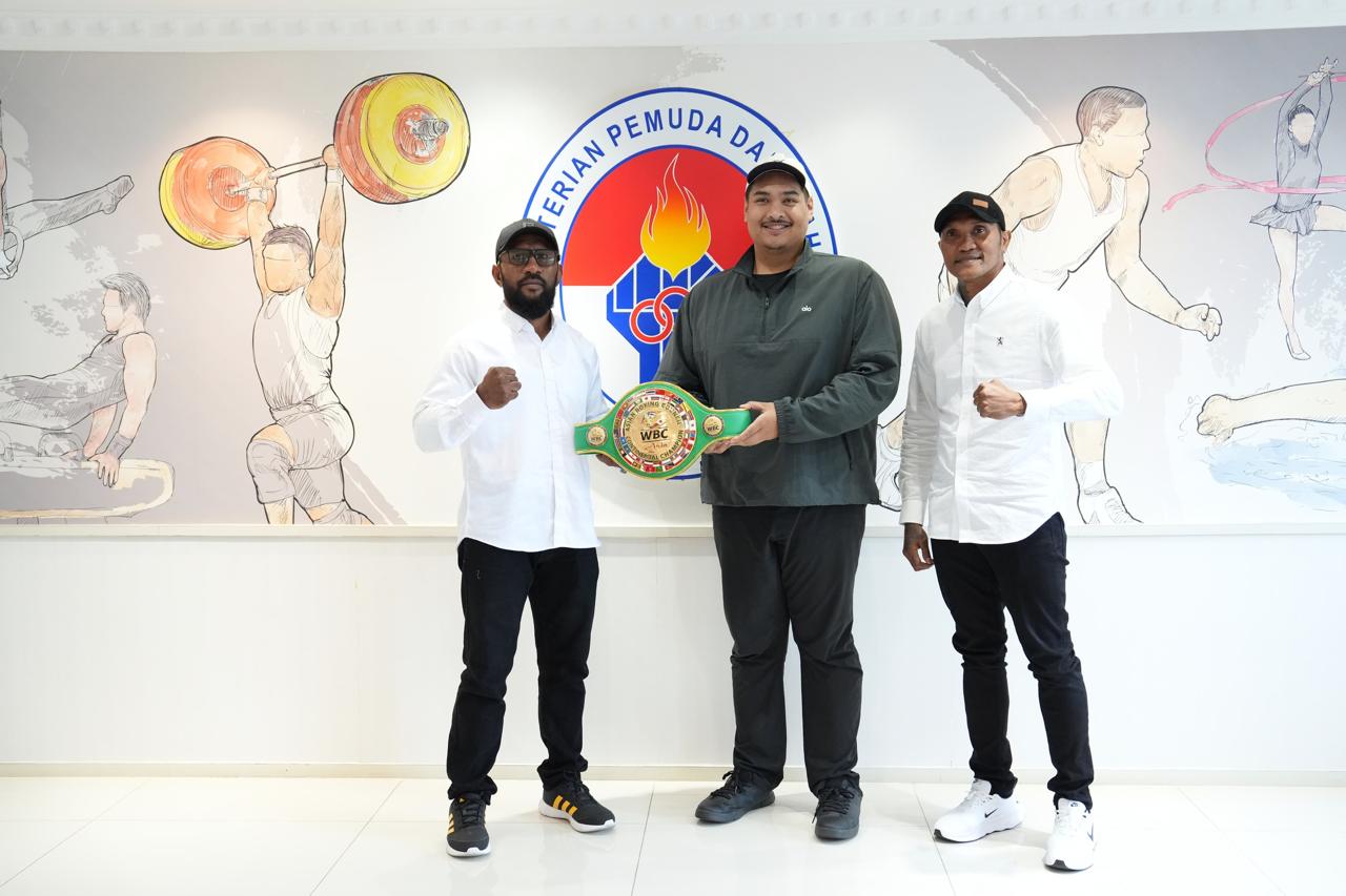 Menteri Pemuda dan Olahraga Republik Indonesia (Menpora RI) Dito Ariotedjo, menerima audiensi petinju Geisler AP yang hadir bersama Manager dan pelatihnya Stevi Verdinandus, serta Official Nurwanto diruang kerjanya Lantai 10 Kantor Kemenpora, Senayan, Jak