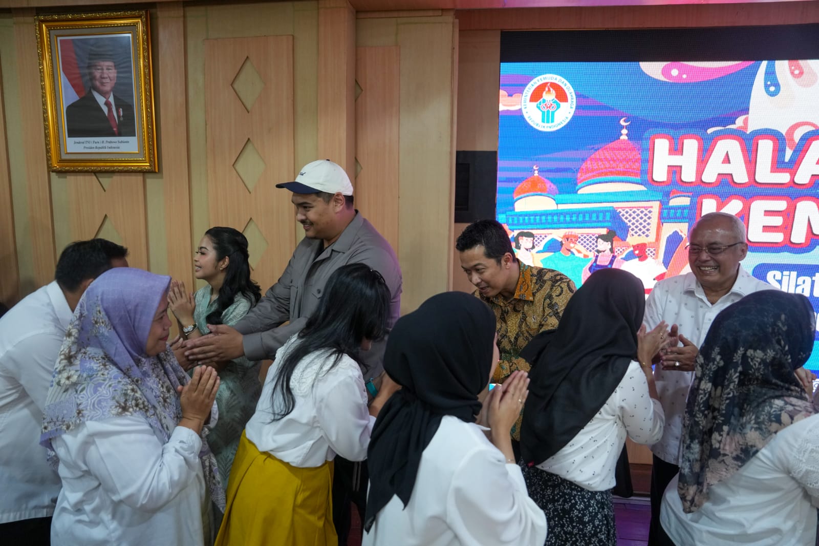 Menteri Pemuda dan Olahraga (Menpora) RI Dito Ariotedjo dan Wakil Menpora (Wamenpora) Taufik Hidayat menghadiri acara Halalbibalal Kemenpora, Kamis (10/4) sore. Bertempat di Auditorium Wisma Kemenpora, Jalan Gerbang Pemuda Nomor 3, Senayan, halalbihalal i