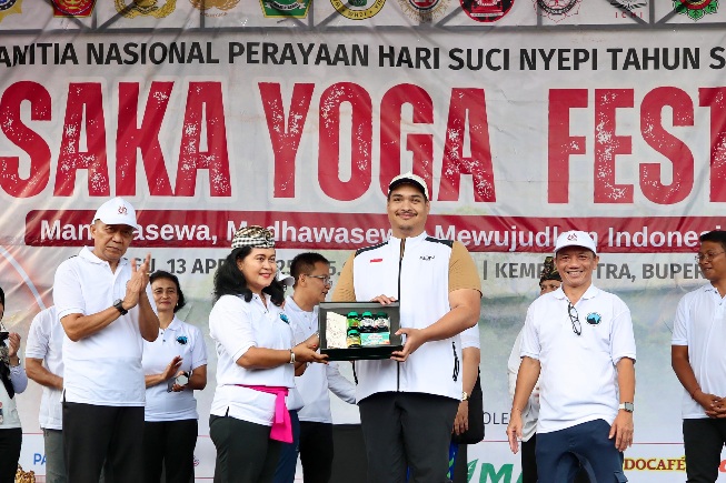 Menteri Pemuda dan Olahraga Republik Indonesia (Menpora RI) Dito Ariotedjo membuka kegiatan Saka Yoga Festival 2025 di Lapangan Buperta Cibubur, Jakarta, Minggu (13/4). Meski sempat diguyur hujan, acara yang diikuti sekitar 1.500 peserta ini tetap berlang