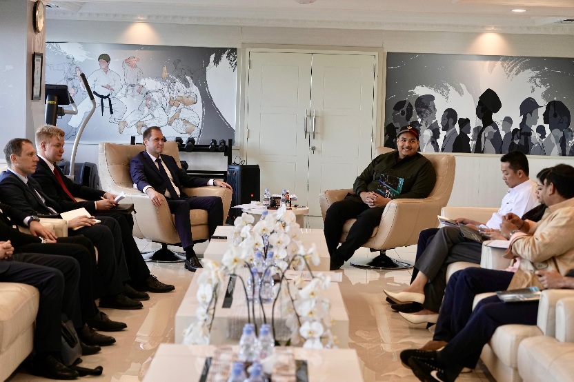Menteri Pemuda dan Olahraga Republik Indonesia (Menpora RI) Dito Ariotedjo, didampingi Wamenpora Taufik menerima audiensi Wakil Menteri Olahraga Federasi Rusia Alexei Morozov yang hadir bersama Sekretaris Ketiga Kedutaan Besar Rusia di Indonesia Dmitry Ko