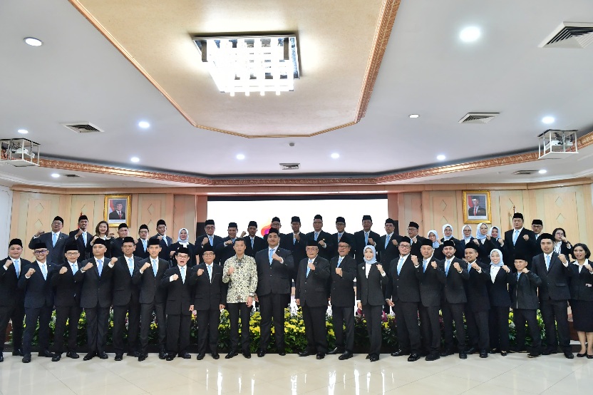 Menteri Pemuda dan Olahraga Republik Indonesia (Menpora RI) Dito Ariotedjo melantik pejabat pimpinan tinggi madya, pratama, administrator, dan pengawas di lingkungan Kemenpora, Kamis (17/4). Total ada 47 pejabat yang dilantik dan diambil sumpah jabatan. (