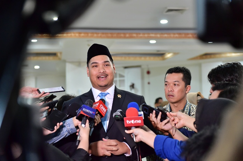 Menteri Pemuda dan Olahraga (Menpora) RI Dito Ariotedjo meluncurkan logo baru Kemenpora, Kamis (17/4) pagi di Auditorium Wisma Kemenpora. Peluncuran logo ini dilakukan seusai pelantikan dan pengambilan sumpah jabatan pejabat pimpinan tinggi madya, pratama