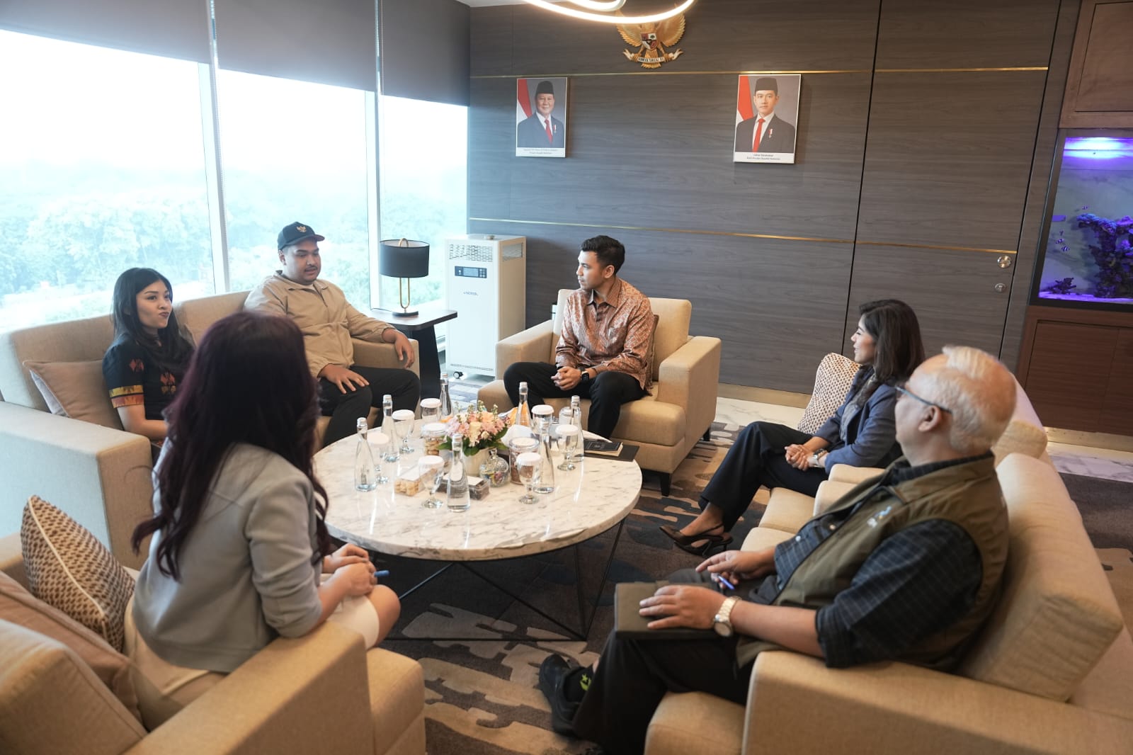 Menteri Pemuda dan Olahraga (Menpora) RI Dito Ariotedjo mengunjungi Kantor Kementerian Komunikasi dan Digital (Kemkomdigi), Jalan Medan Merdeka Barat Nomor 9, Jakarta Pusat, Kamis (17/4) sore. Kedatangan Menpora disambut langsung Menkomdigi Meutya Hafid d