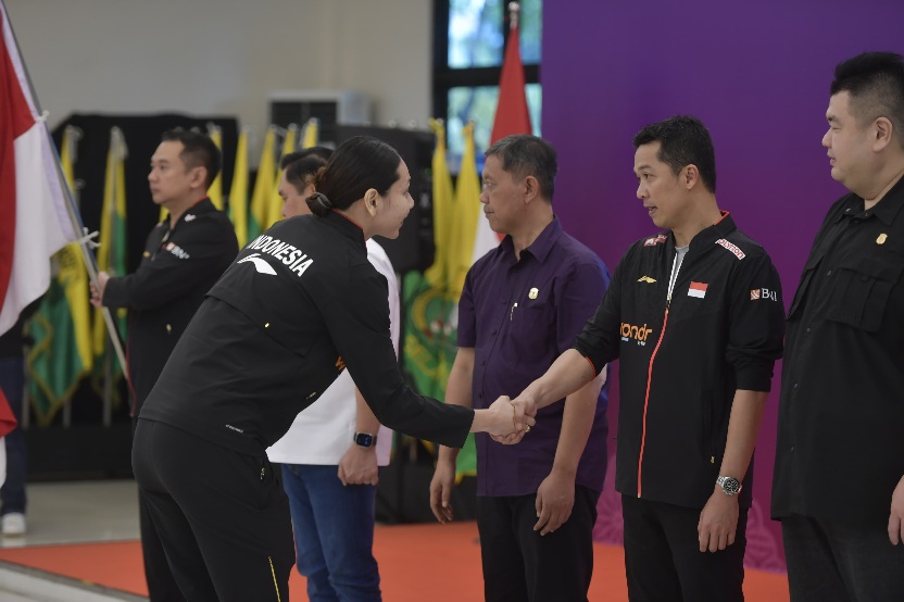 Wakil Menteri Pemuda dan Olahraga (Wamenpora) RI Taufik Hidayat menghadiri pelepasan Tim Piala Sudirman 2025 di Ruang Serba Guna Gedung Pelatnas PBSI, Cipayung, Jakarta Timur, Senin (21/4) sore. Dalam pelepasan tersebut, Wamenpora memberikan arahan kepada