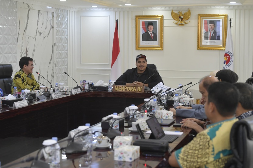 Menteri Pemuda dan Olahraga Republik Indonesia (Menpora RI) Dito Ariotedjo memimpin rapat koordinasi perdana bersama jajaran Deputi Bidang Pelayanan Kepemudaan di Ruang Rapat Kemenpora, Jumat (25/4). (foto:bagus/kemenpora.go.id)