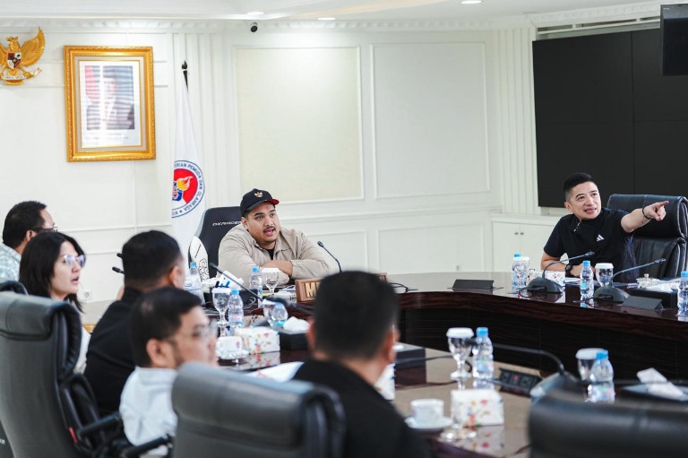 Menteri Pemuda dan Olahraga Republik Indonesia (Menpora RI) Dito Ariotedjo menerima Ketua Umum Pengurus Besar Perserikatan Baseball Softball Seluruh Indonesia (PB Perbasasi) Andika Monoarfa bersama jajarannya di Kemenpora, Jakarta, Selasa (29/4). (foto: H