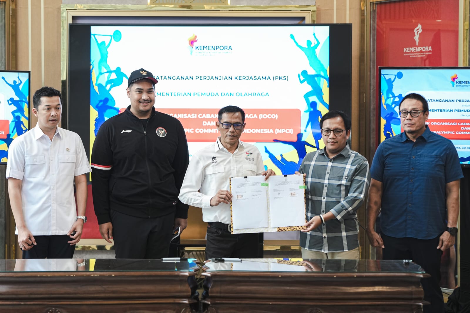 Selain mengucurkan bantuan dana fasilitasi pelatnas untuk cabang olahraga, Kementerian Pemuda dan Olahraga Republik Indonesia (Kemenpora RI) juga mengucurkan dana bantuan tahap II untuk National Paralympic Committee Indonesia (NPCI). (foto:Egan/www.kemenp