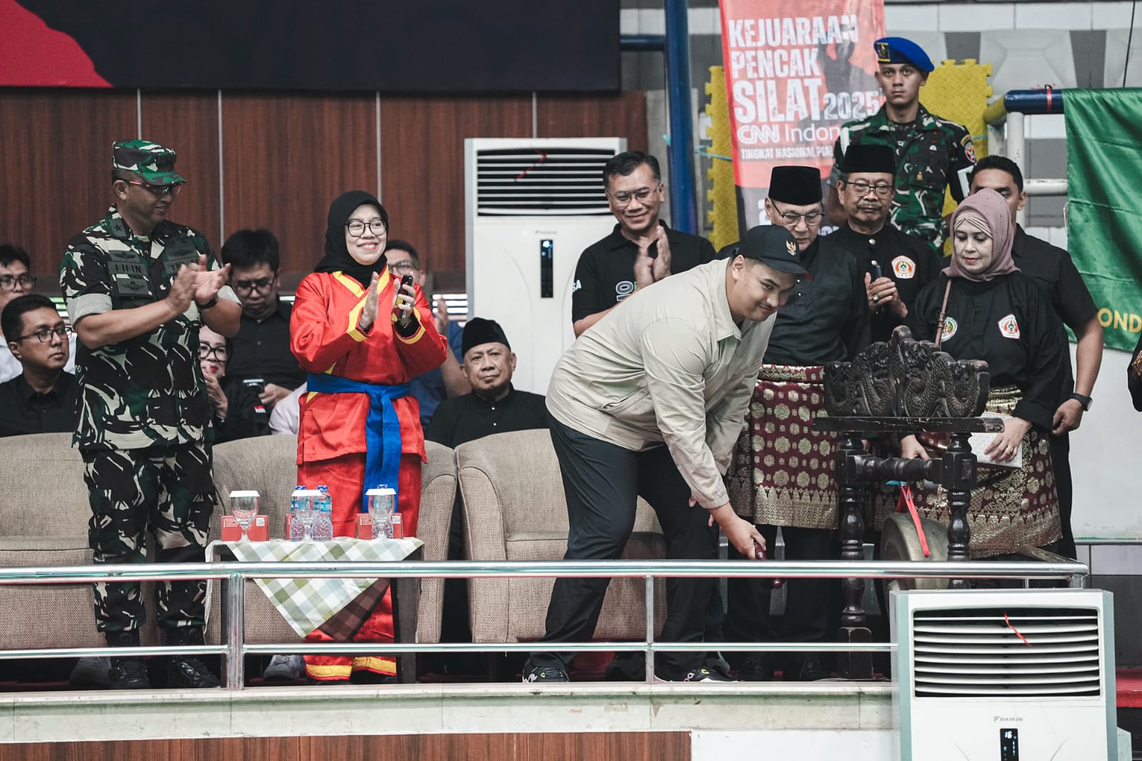 Menteri Pemuda dan Olahraga (Menpora) RI Dito Ariotedjo membuka Kejuaraan Pencak Silat 2025 CNN Indonesia Tingkat Nasional Piala Menpora di Padepokan Pencak Silat Taman Mini Indonesia Indonesia (TMII), Jakarta Timur, Jumat (2/5) sore.(foto:Egan/kemenpora.