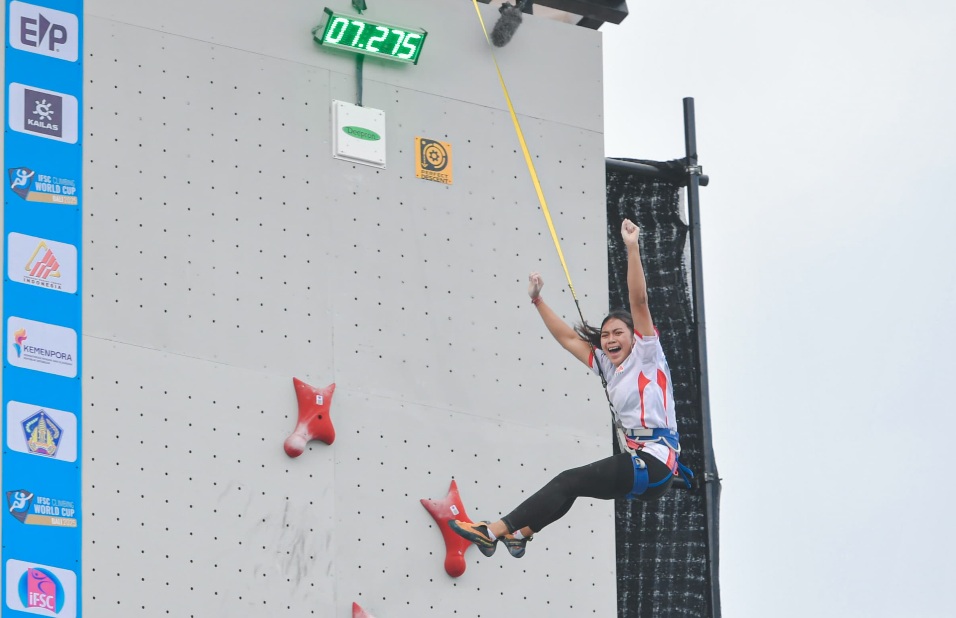 Pengalaman membanggakan berhasil diukir atlet panjat tebing putri Indonesia asal Bali, Kadek Adi Asih. Perempuan berusia 19 tahun ini berhasil mempersembahkan medali perunggu pada kejuaraan Piala Dunia Panjat Tebing 2025 di Bali, Sabtu (3/5) sore. (foto:B