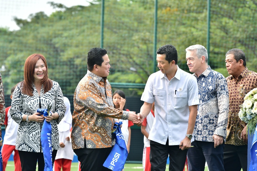 Wakil Menteri Pemuda dan Olahraga Republik Indonesia (Wamenpora RI) Taufik Hidayat menghadiri peresmian lapangan mini FIFA Arena di Ciputat, Tangerang Selatan, Selasa (6/5). Peresmian ditandai dengan pemotongan pita dan tendangan kick off Wamenpora Taufik