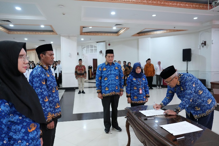 Sekretaris Kementerian Pemuda dan Olahraga Republik Indonesia (Sesmenpora RI) Gunawan Suswantoro mengambil sumpah Pegawai Pemerintah dengan Perjanjian Kerja (PPPK) dan Penyerahan Surat Keputusan Calon Pegawai Negeri Sipil (CPNS) Kemenpora di Wisma Kemenpo